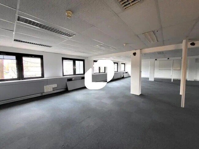 Plus de détails pour Place De La République, Croix - Bureau à vendre