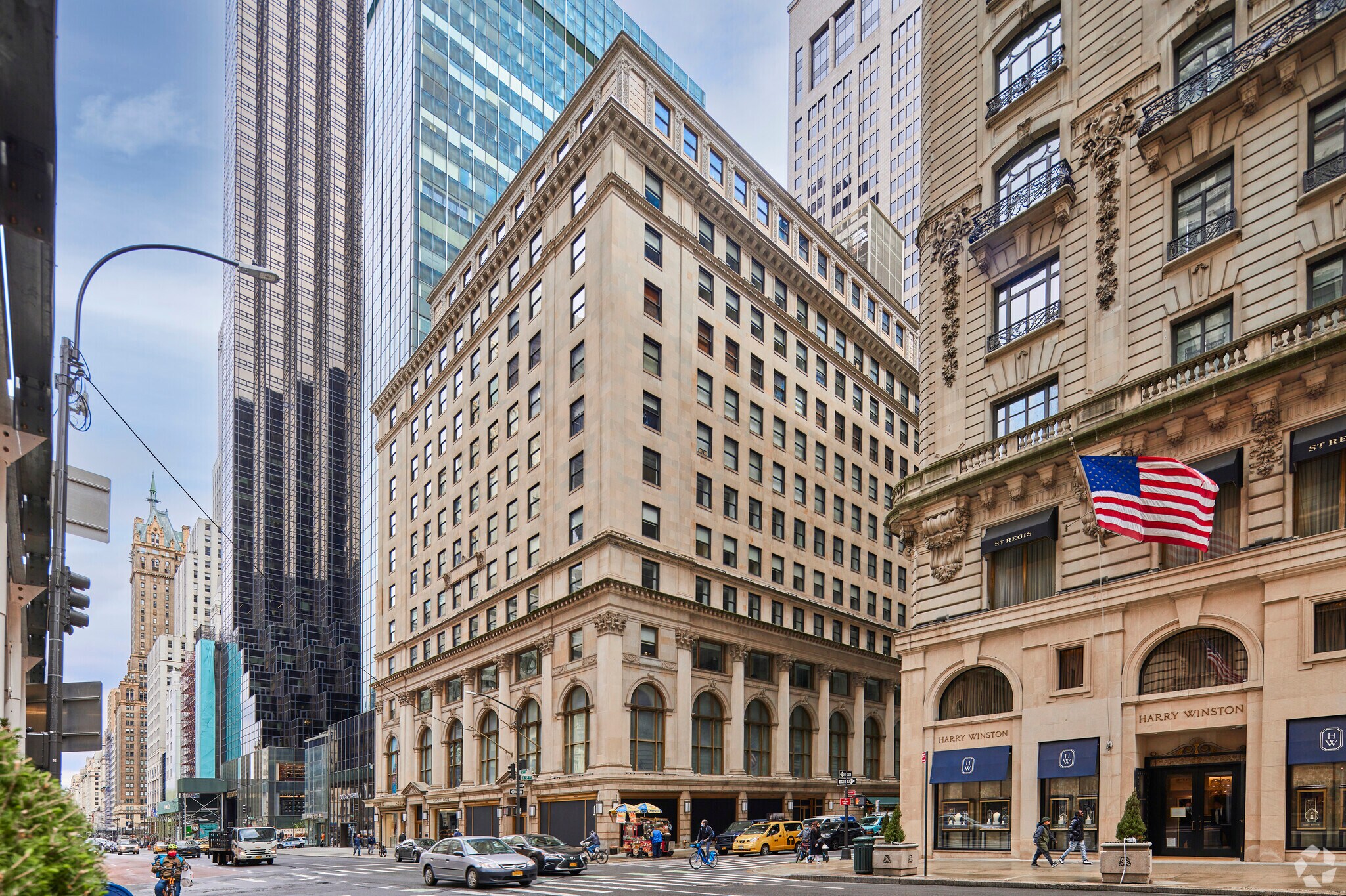 711 Fifth Ave, New York, NY à louer Photo principale– Image 1 sur 11