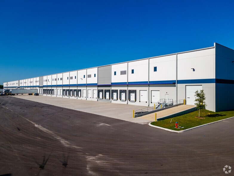 6337 Mango Rd, Seffner, FL à louer - Photo de l’immeuble – Image 2 sur 17