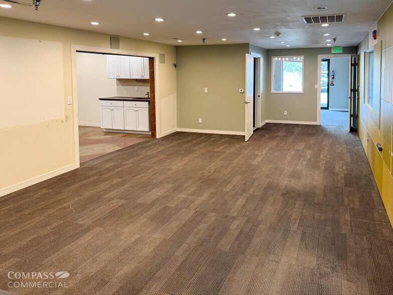 2525 NE Twin Knolls Dr, Bend, OR à louer - Photo de l’immeuble – Image 3 sur 7