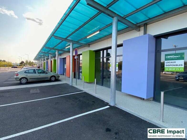 Local commercial dans Pont-Sainte-Marie à louer - Photo de l’immeuble – Image 1 sur 7