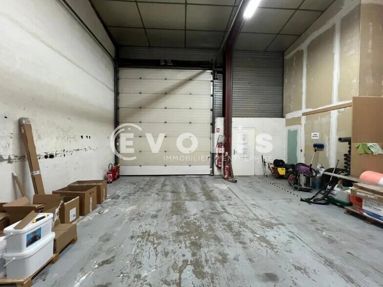 Local d'activités dans Chassieu à vendre - Photo de l’immeuble – Image 2 sur 10