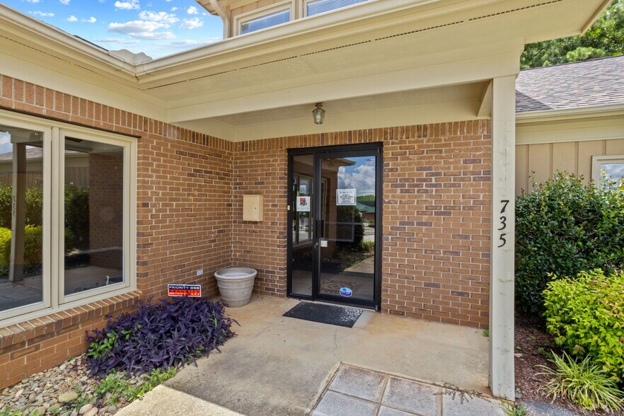 735 N Townville St, Seneca, SC à vendre - Photo de l’immeuble – Image 3 sur 22