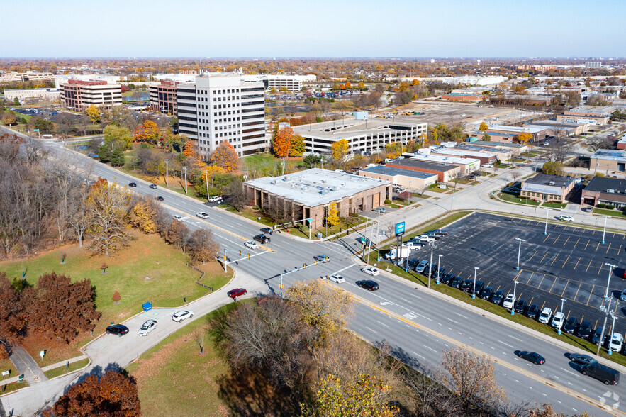 225 N Arlington Heights Rd, Elk Grove Village, IL à louer - Aérien – Image 3 sur 13