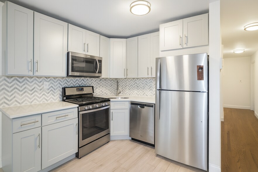 187 Woodpoint Rd, Brooklyn, NY à vendre - Photo de l’immeuble – Image 2 sur 13