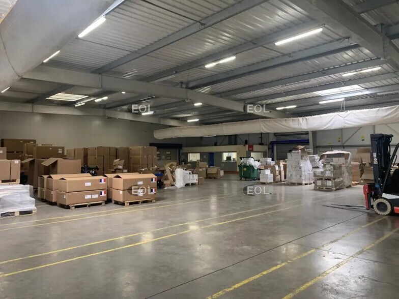 Local d’activités dans Châteaurenard à louer - Photo de l’immeuble – Image 1 sur 2