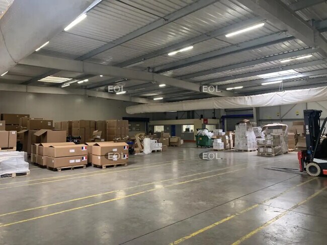 Plus de détails pour Local d'activités à louer