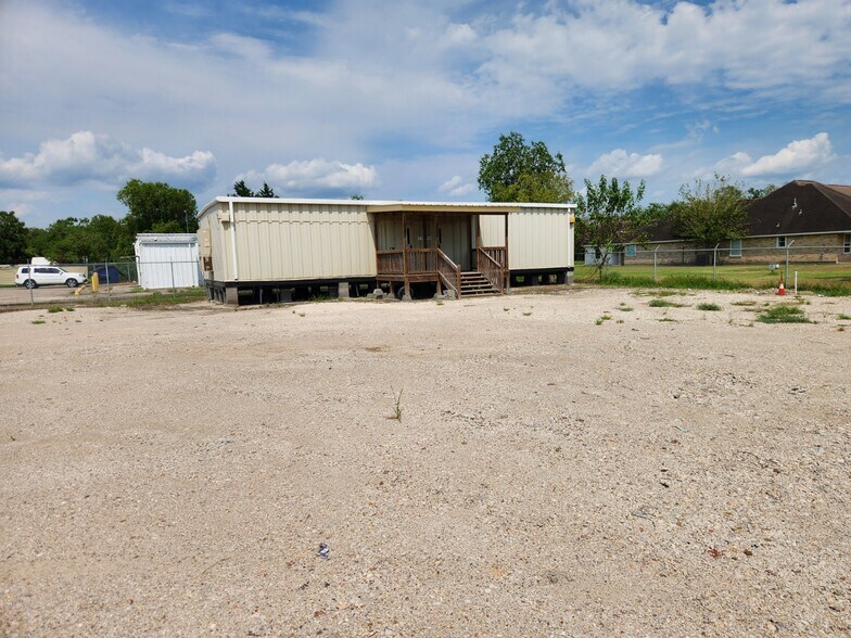 2715 County Road 146, Alvin, TX à louer - Photo de l’immeuble – Image 2 sur 11