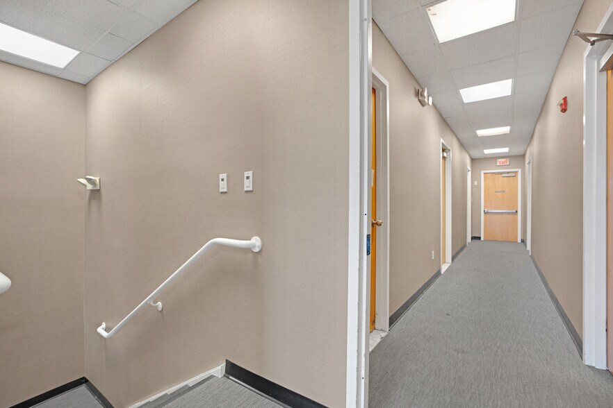 1740 Oak Tree Rd, Edison, NJ à louer - Photo de l’immeuble – Image 3 sur 6