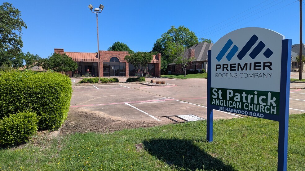 315 Harwood Rd, Bedford, TX à louer - Photo de l’immeuble – Image 2 sur 34