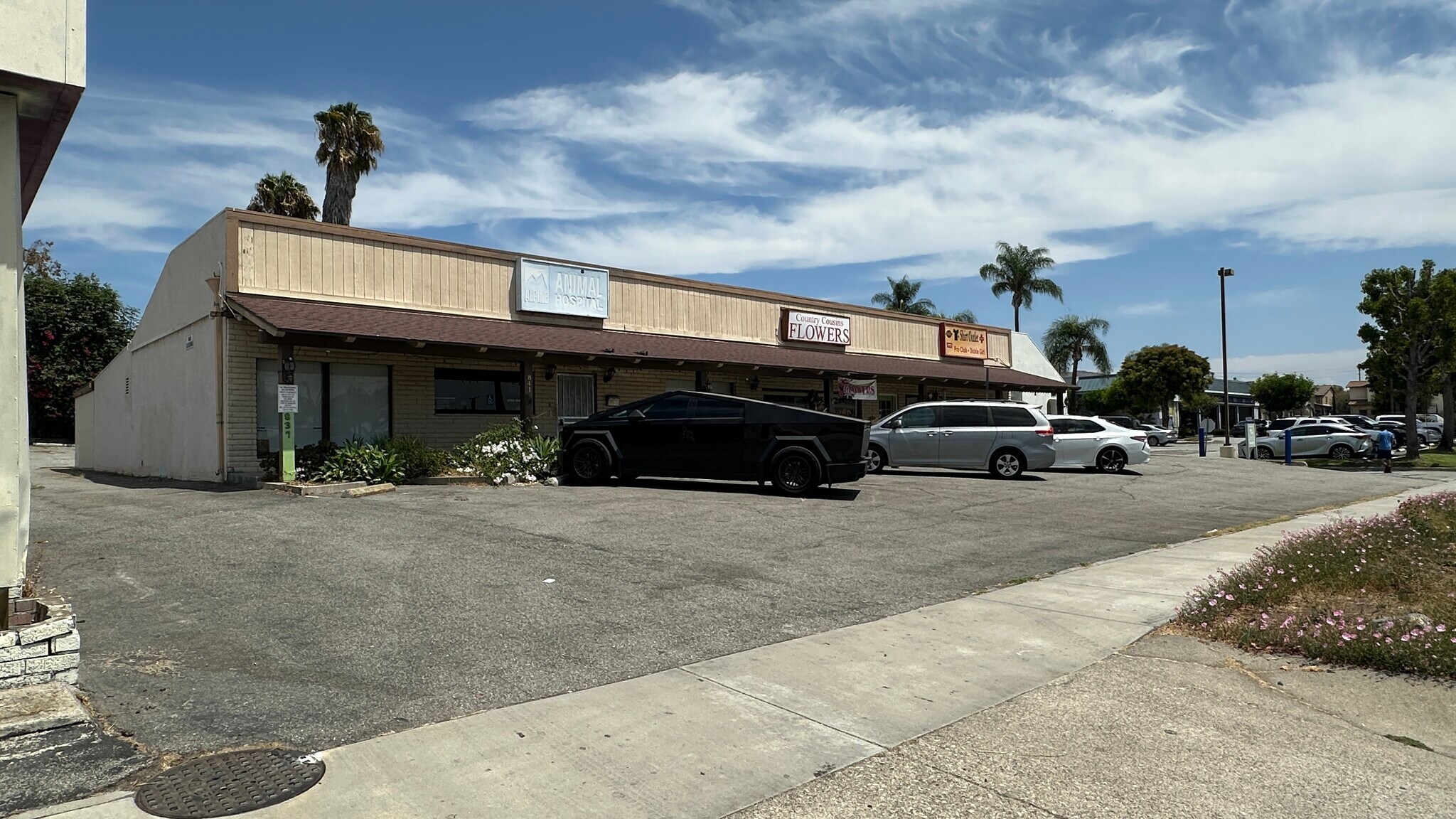 837-841 E Whittier Blvd, La Habra, CA à louer Photo de l’immeuble– Image 1 sur 8