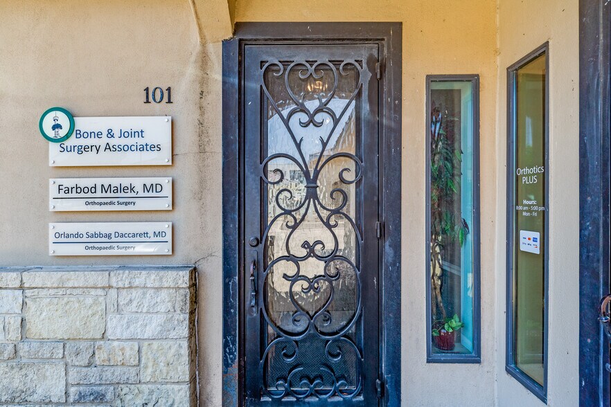 2122 Babcock Rd, San Antonio, TX à vendre - Photo de l’immeuble – Image 3 sur 26