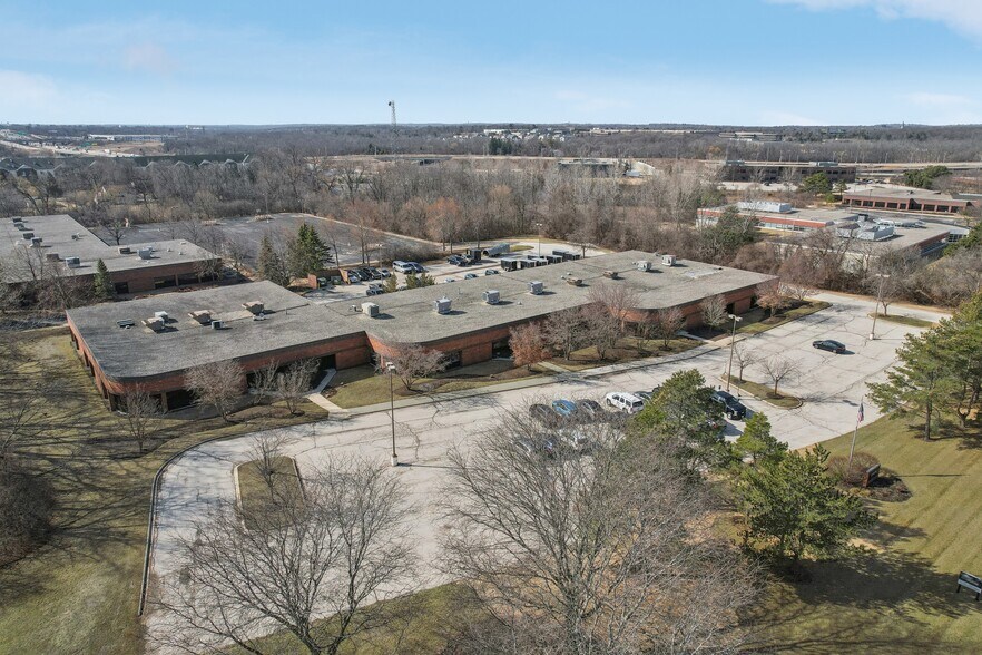 11425 W Lake Park Dr, Milwaukee, WI à vendre - Photo de l’immeuble – Image 1 sur 10