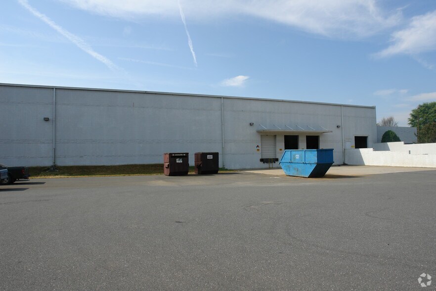 5230 Westinghouse Blvd, Charlotte, NC à louer - Photo de l’immeuble – Image 2 sur 8