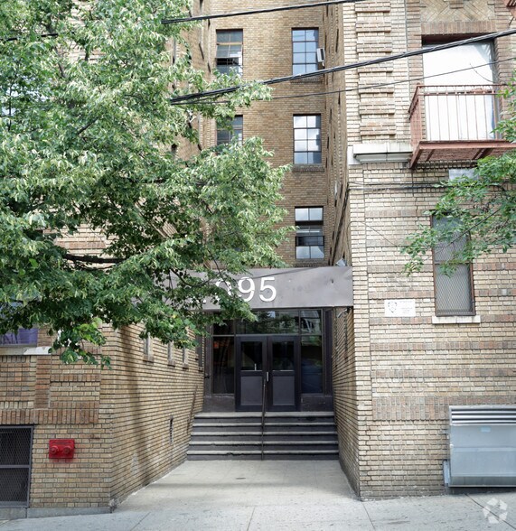 2095 Honeywell Ave, Bronx, NY à vendre - Photo de l’immeuble – Image 3 sur 6