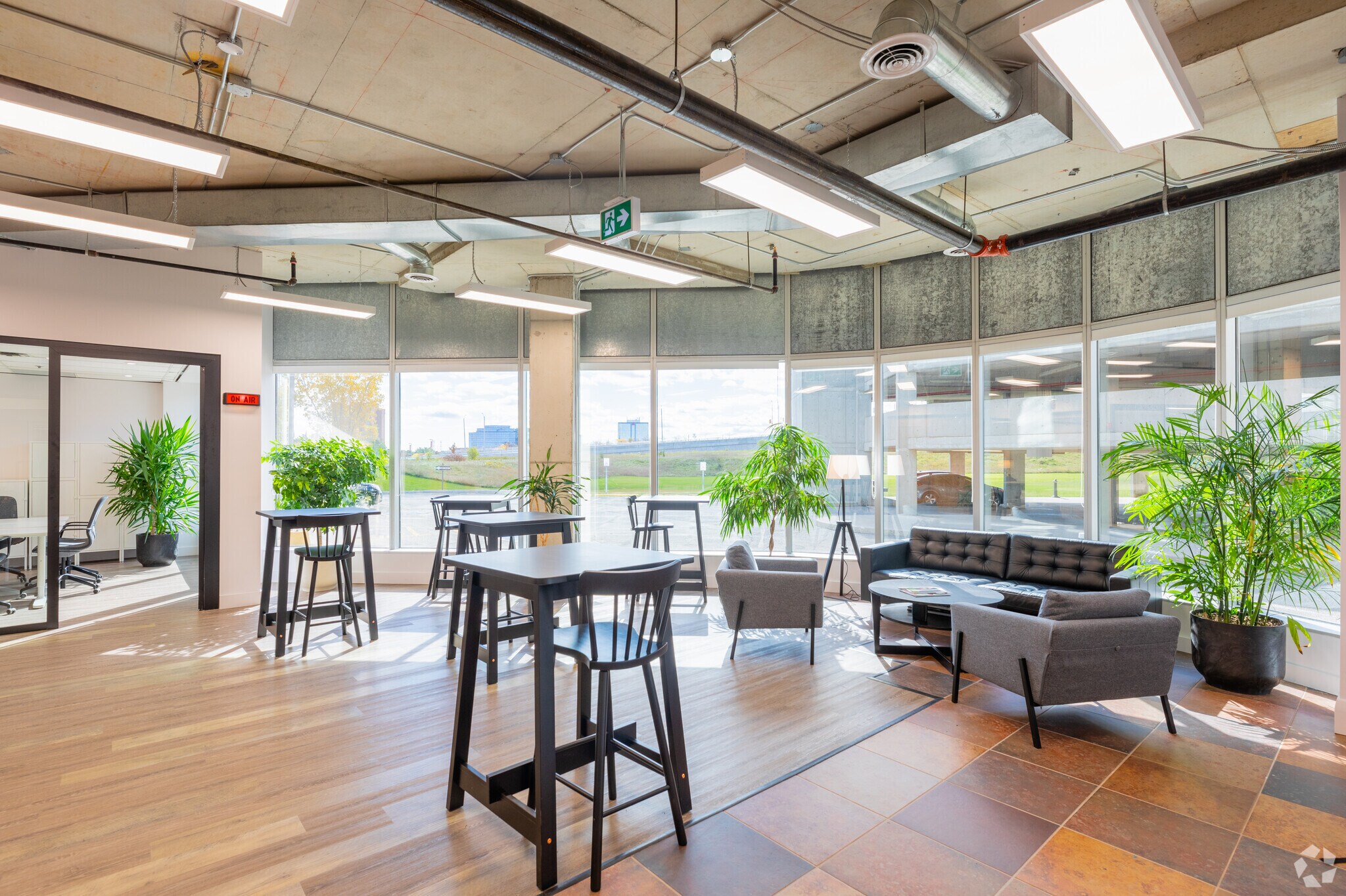 60 Columbia Way, Markham, ON à louer Photo principale– Image 1 sur 24