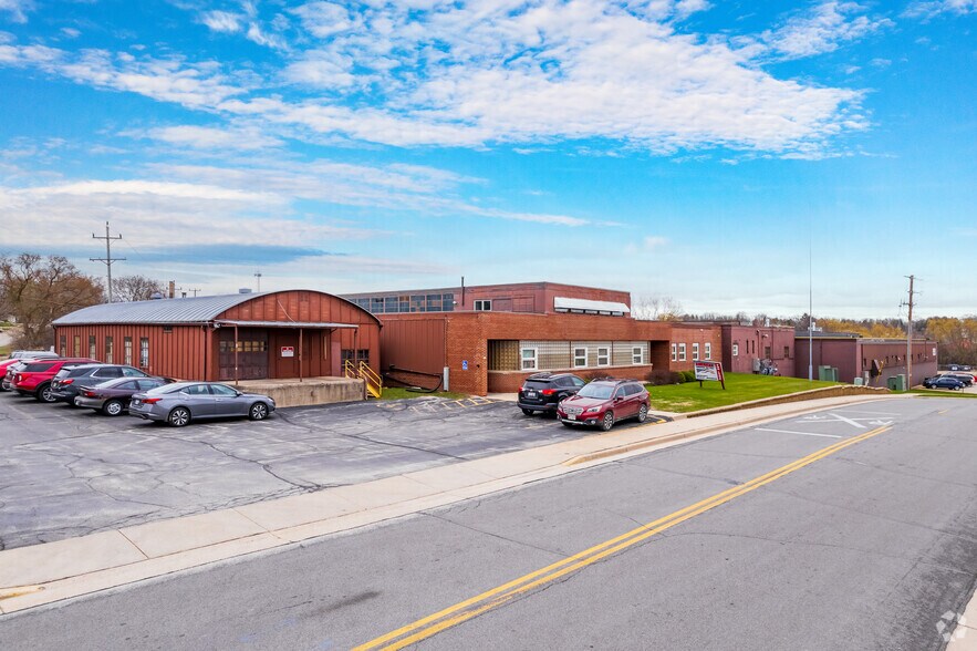 340 Grant St, Hartford, WI à louer - Photo de l’immeuble – Image 1 sur 6