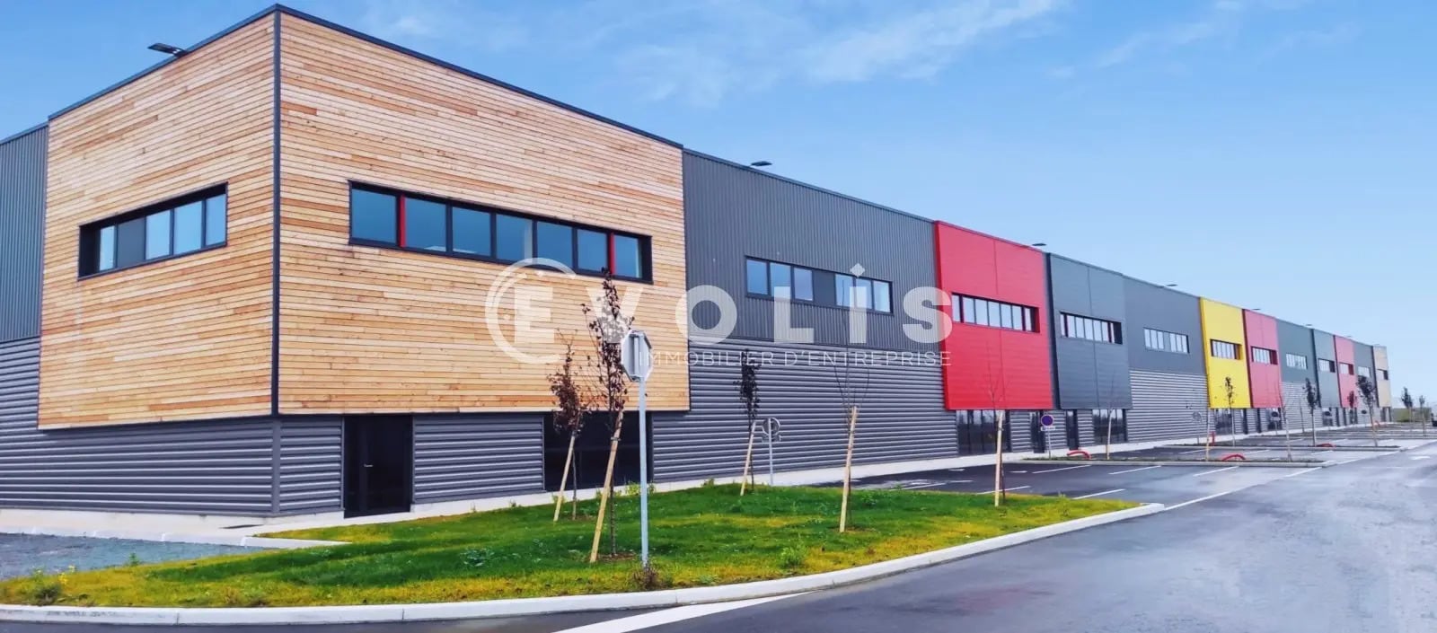 Avenue Du Noyer À La Malice, Louvres à louer Photo de l’immeuble– Image 1 sur 4