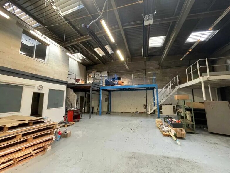 Local d'activités dans Saint-Priest à vendre - Photo de l’immeuble – Image 2 sur 6