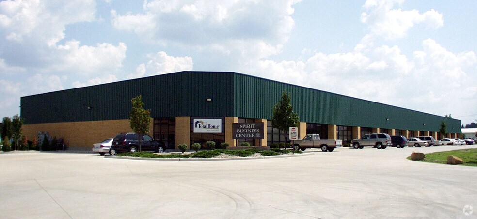680 Crown Industrial Ct, Chesterfield, MO à louer - Photo de l’immeuble – Image 3 sur 15