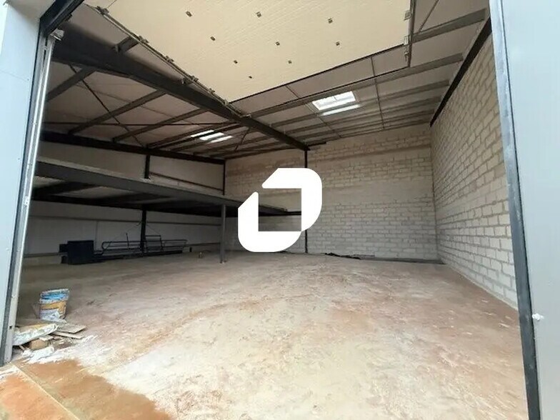 Local d’activités dans Marines à louer - Photo de l’immeuble – Image 3 sur 7