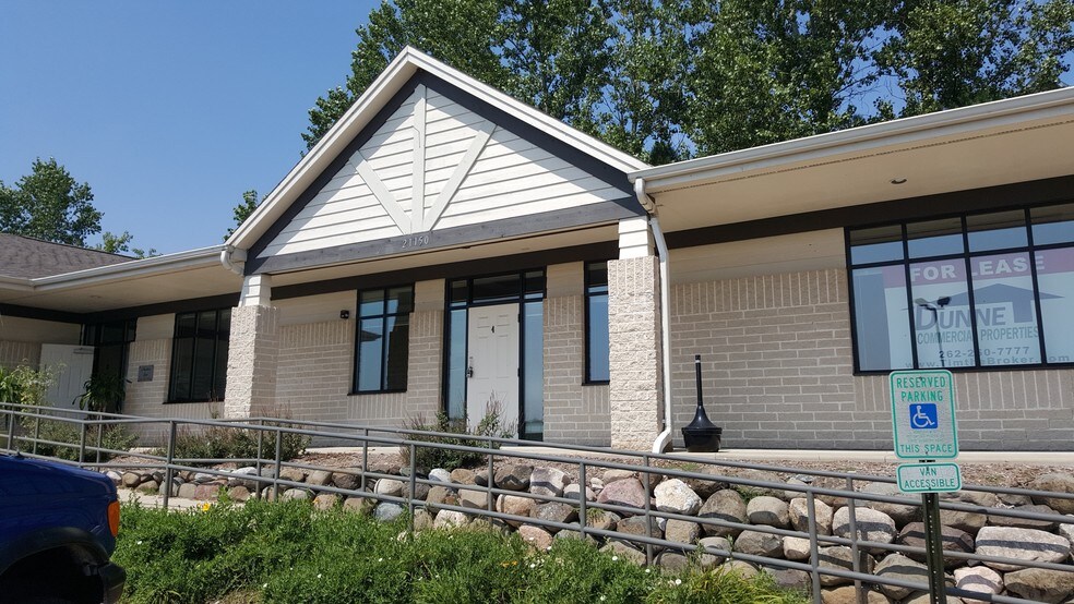 21150 W Capitol Dr, Brookfield, WI à louer - Photo de l’immeuble – Image 2 sur 6