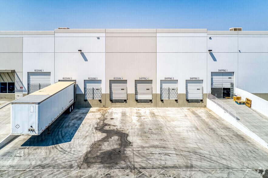 6461 W Post Rd, Las Vegas, NV à louer - Photo de l’immeuble – Image 2 sur 5