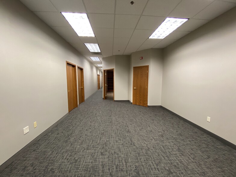 2525 E Rosser Ave, Bismarck, ND à louer - Photo de l’immeuble – Image 3 sur 8