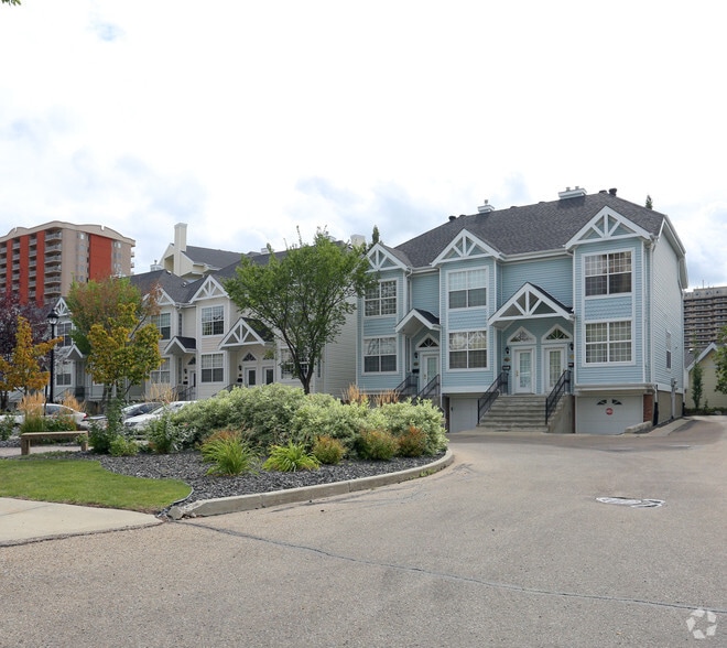10235 111 St NW, Edmonton, AB à vendre - Photo de l’immeuble – Image 2 sur 9