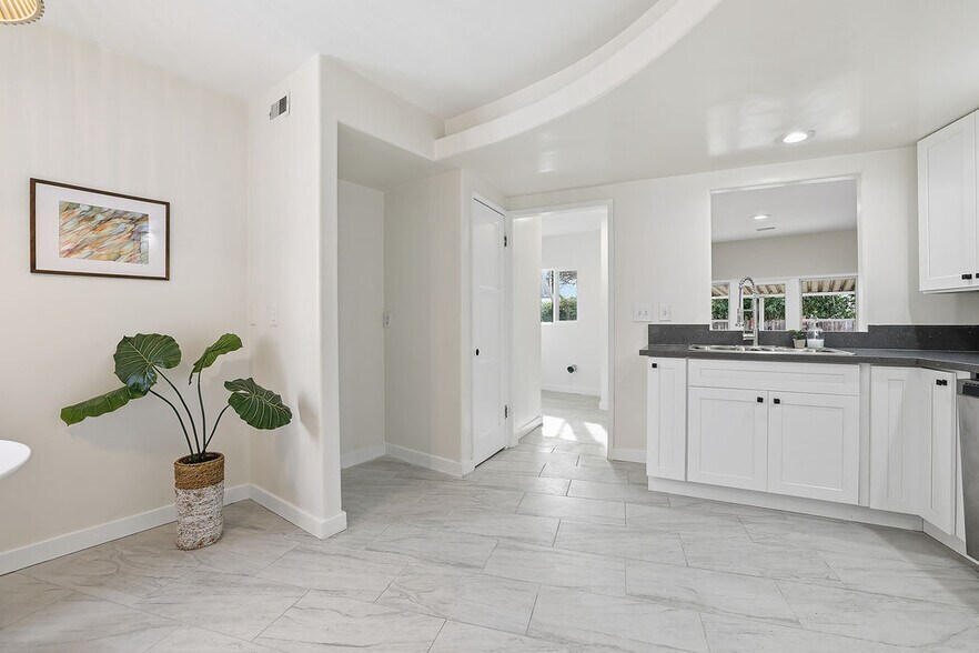 10714 Valley Spring Ln, North Hollywood, CA à vendre - Photo de l’immeuble – Image 3 sur 25
