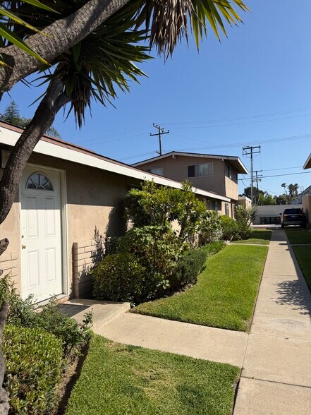 1383 Baker St, Costa Mesa, CA à vendre - Photo de l’immeuble – Image 2 sur 6
