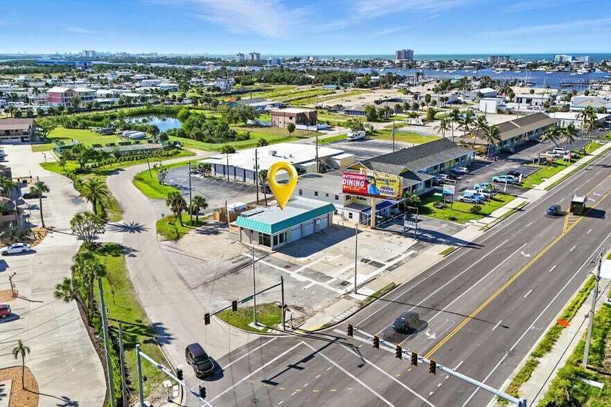 19003 San Carlos Blvd, Fort Myers, FL à vendre - Photo de l’immeuble – Image 3 sur 36