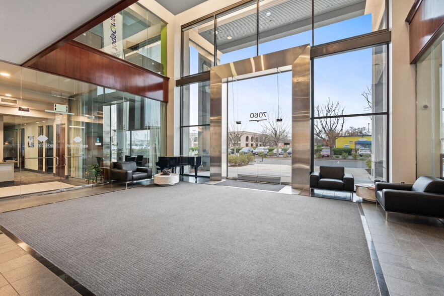 7060 N Fresno St, Fresno, CA à louer - Photo intérieure – Image 2 sur 19