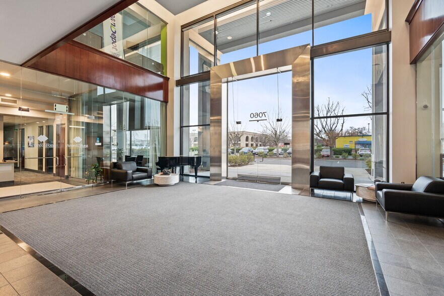 7060 N Fresno St, Fresno, CA à louer - Photo intérieure – Image 3 sur 20