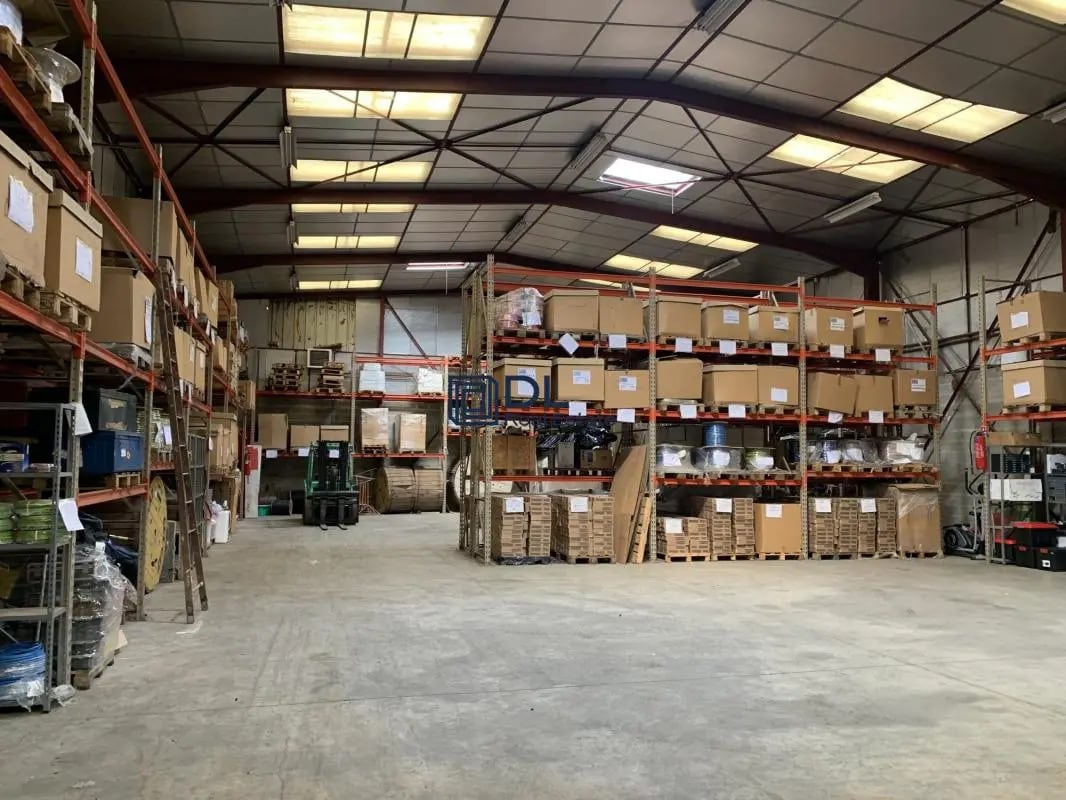 Industriel/Logistique dans Brie-Comte-Robert à vendre Photo de l’immeuble– Image 1 sur 4