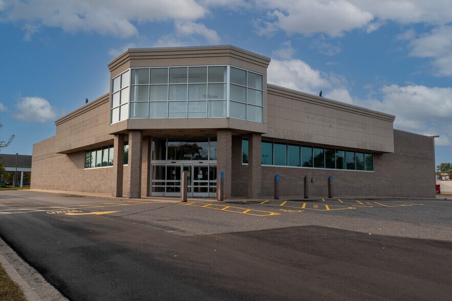 6800 Bass Lake Rd, Crystal, MN à vendre - Photo de l’immeuble – Image 1 sur 5