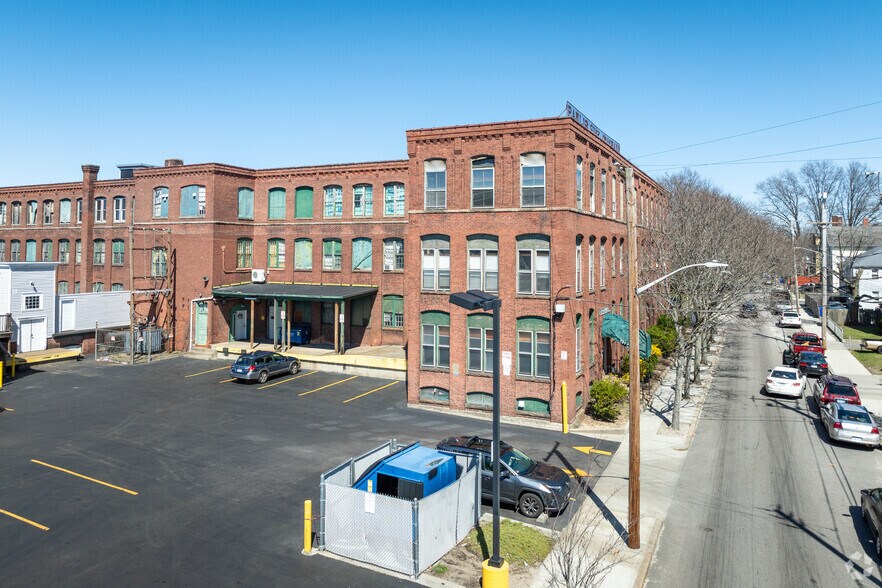 125-135 Clay St, Central Falls, RI à vendre - Photo principale – Image 2 sur 14