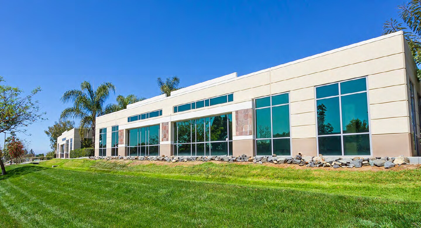 2240 Faraday Ave, Carlsbad, CA à vendre Photo de l’immeuble– Image 1 sur 12