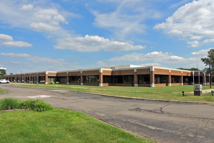 39205 Country Club Dr, Farmington Hills, MI à louer - Photo de l’immeuble – Image 1 sur 8