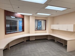 5811 Cooney Rd, Richmond, BC à louer Photo intérieure– Image 2 sur 8