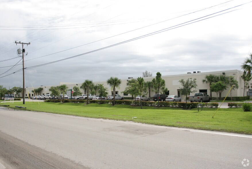 352 Tall Pines Rd, West Palm Beach, FL à louer - Photo de l’immeuble – Image 2 sur 10