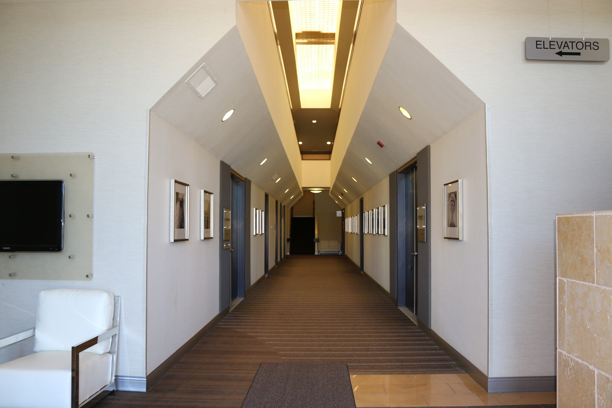 100 Clock Tower Pl, Carmel, CA à louer Hall d’entrée– Image 1 sur 11