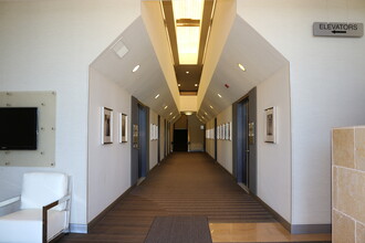 100 Clock Tower Pl, Carmel, CA à louer Hall d’entrée– Image 1 sur 11