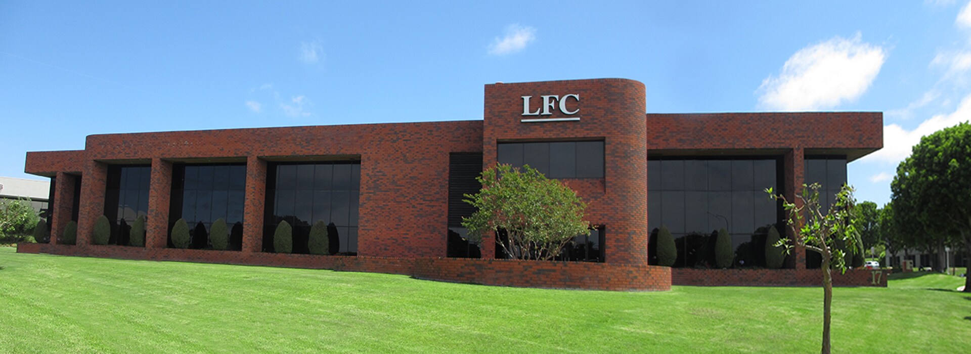 17 Corporate Plaza Dr, Newport Beach, CA à louer Photo de l’immeuble– Image 1 sur 15