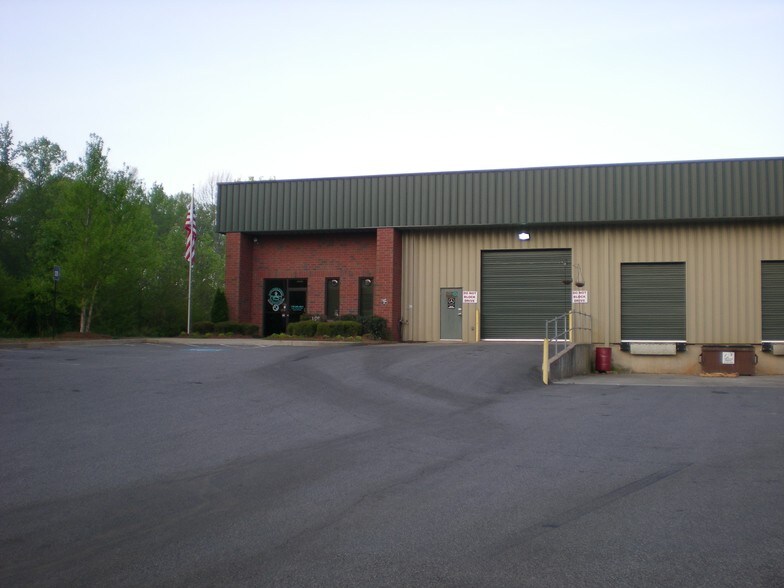 4480 N Industrial Dr, Cumming, GA à louer - Photo de l’immeuble – Image 1 sur 5