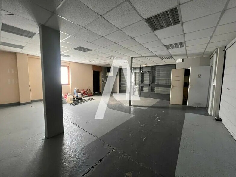 Local d’activités dans Lagny-sur-Marne à louer - Photo de l’immeuble – Image 3 sur 5