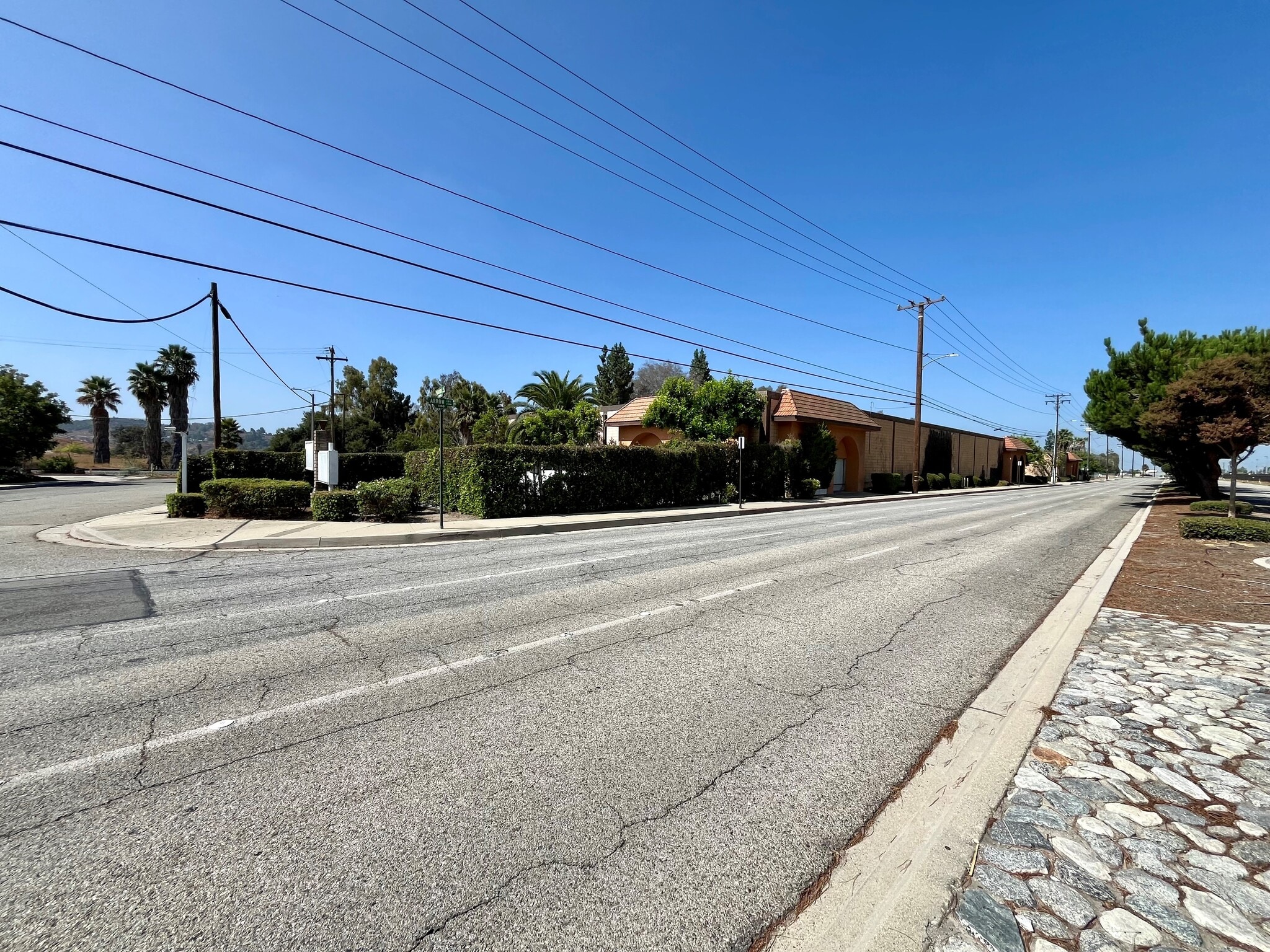 1324-1330 Arrow Hwy, La Verne, CA à louer Photo de l’immeuble– Image 1 sur 2