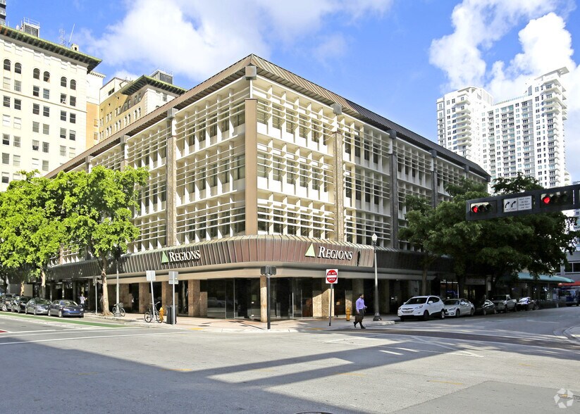 235 SE 1st St, Miami, FL à louer - Photo de l’immeuble – Image 1 sur 26
