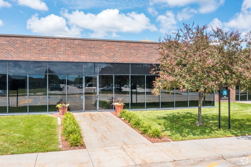 4300-4398 NW 114th St, Urbandale, IA à louer - Photo de l’immeuble – Image 3 sur 11