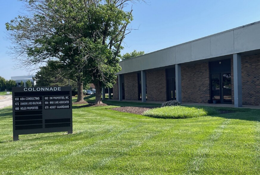 634-680 Office Pky, Creve Coeur, MO à louer - Photo de l’immeuble – Image 2 sur 5